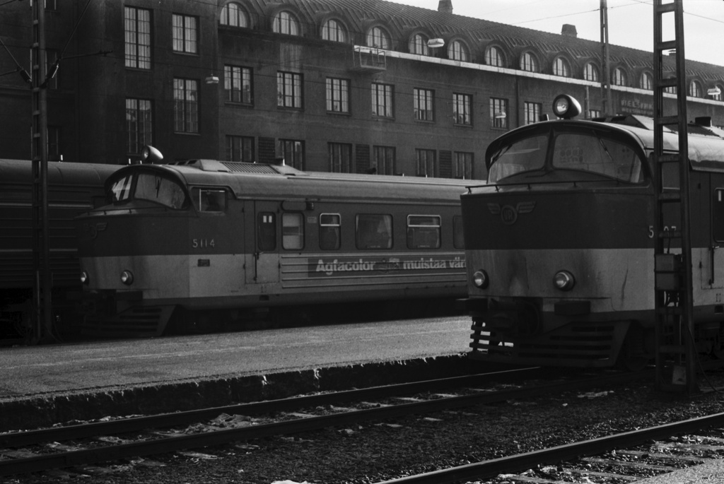 Helsingin rautatieasema. Junia Helsingin rautatieasemalla.