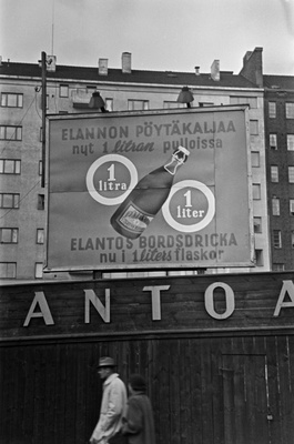 Elannon pöytäkaljan mainoskyltti Hämeentien varrella. Hämeentie 16 tyhjä tontti. Sen takana Neljäs linja 3, Viides linja 4.  similar photo