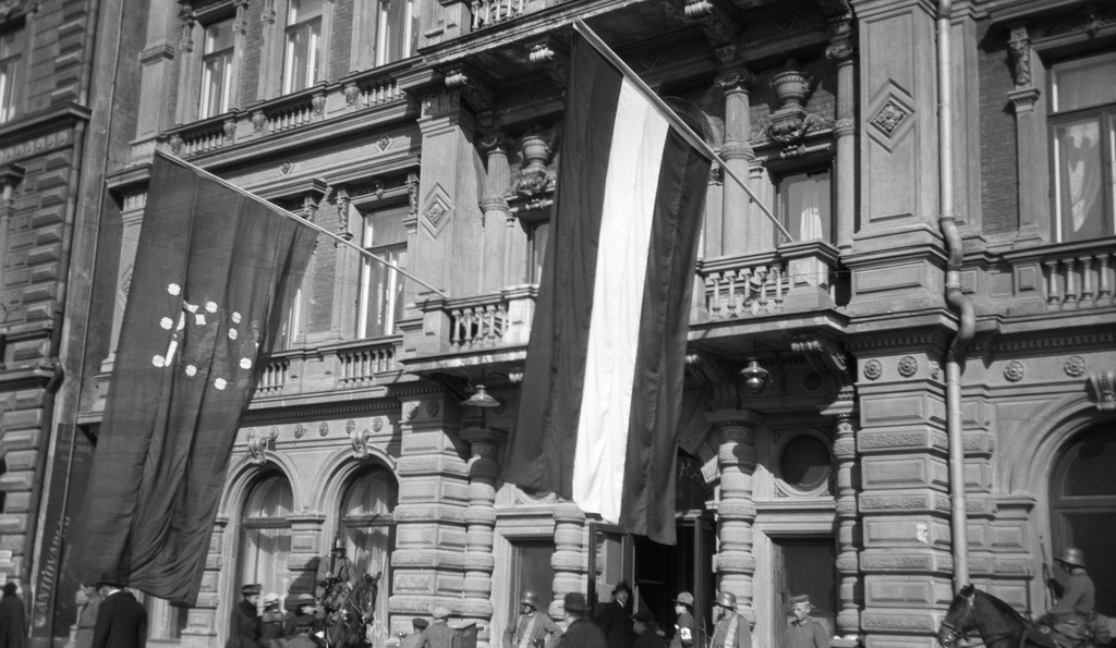 Saksalaisten esikunta hotelli Kämpissä. Vasemmalla punapohjainen Suomen lippu, oikealla vihreä-valko-musta Saksan lippu.