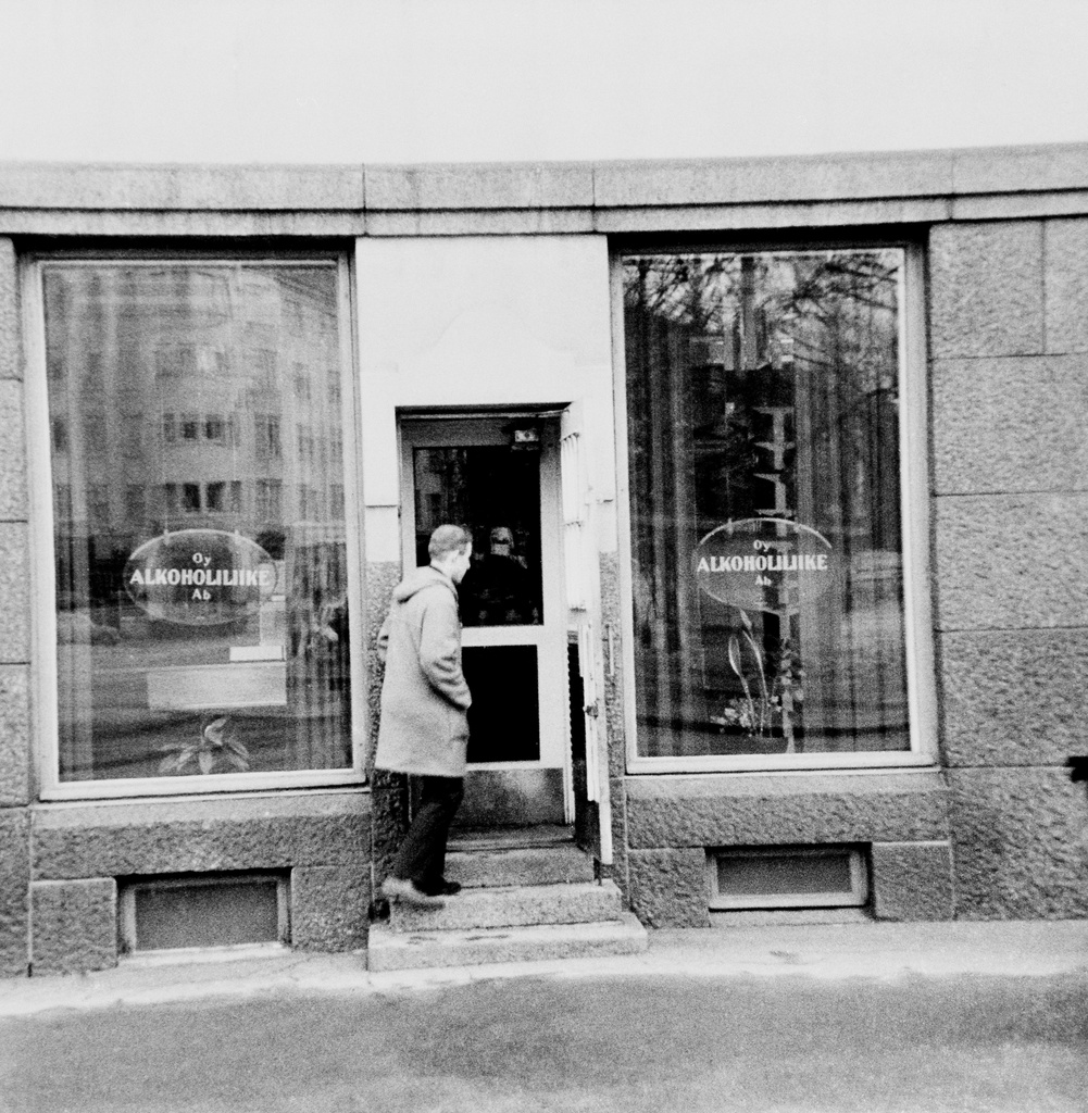 "Rofa" menossa Museokadun Alkoon 1.4.1968 -hakemaan viinakorttia. Museokatu 10.