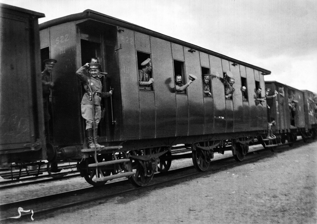 Ensimmäinen maailmansota. Venäläisiä upseereita lähdössä sotaan Helsingin rautatieasemalta.