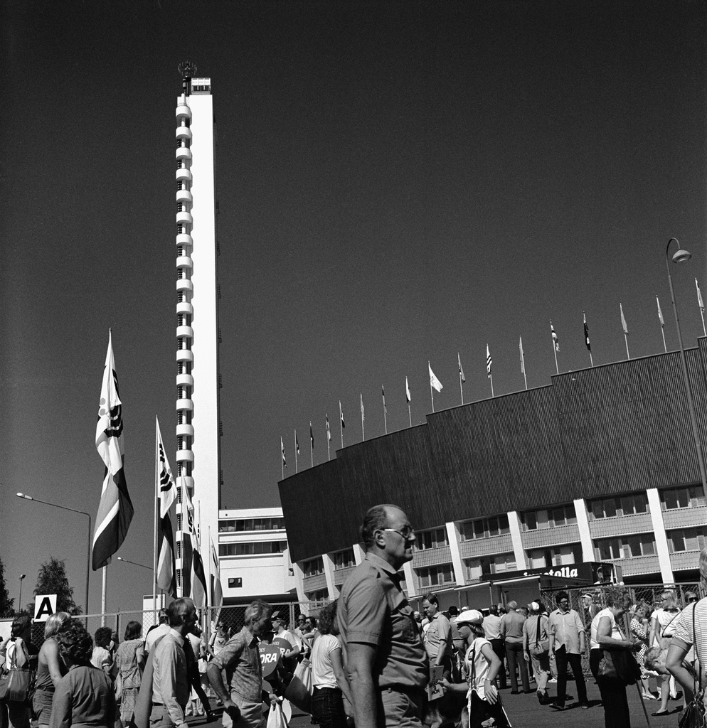 Yleisurheilun ensimmäiset maailmanmestaruuskisat Olympiastadionilla. Kisavieraita Stadionin etukentällä.