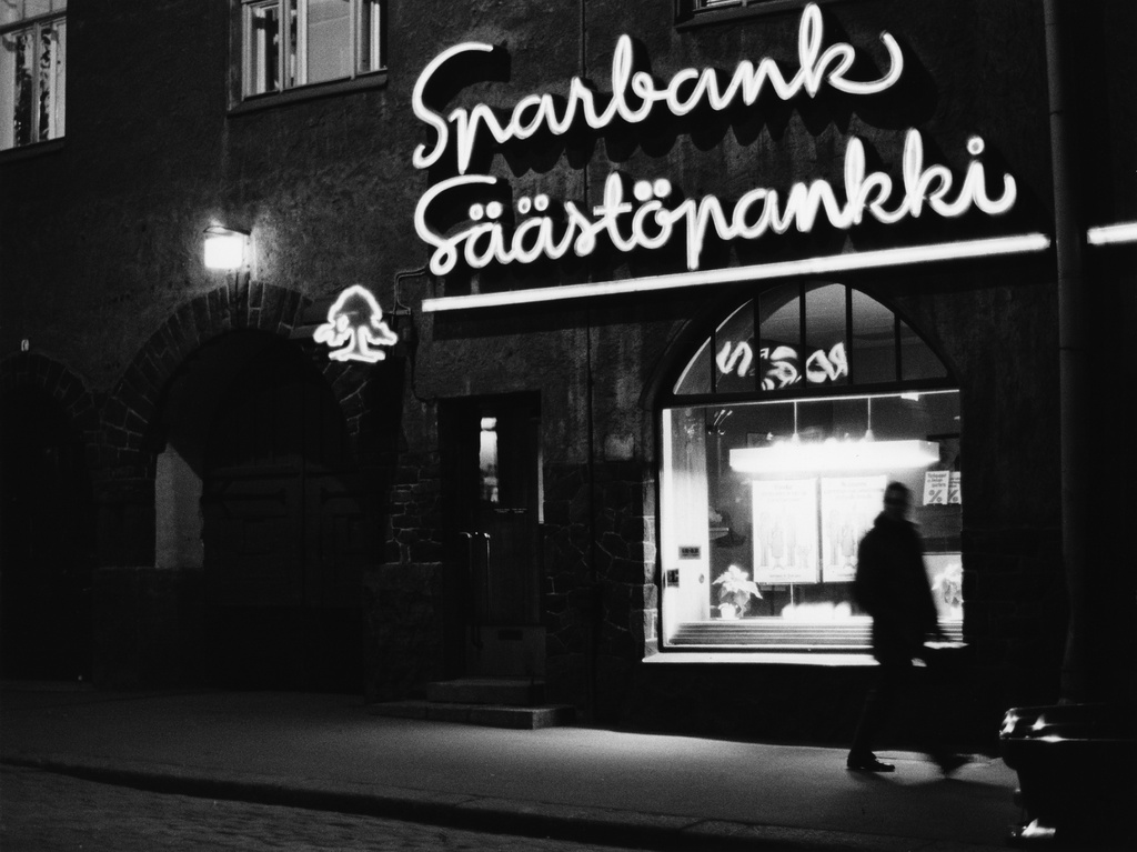 Neonvalot Säästöpankin konttorin ikkunassa, Kapteeninkadulla Ullanlinnassa.