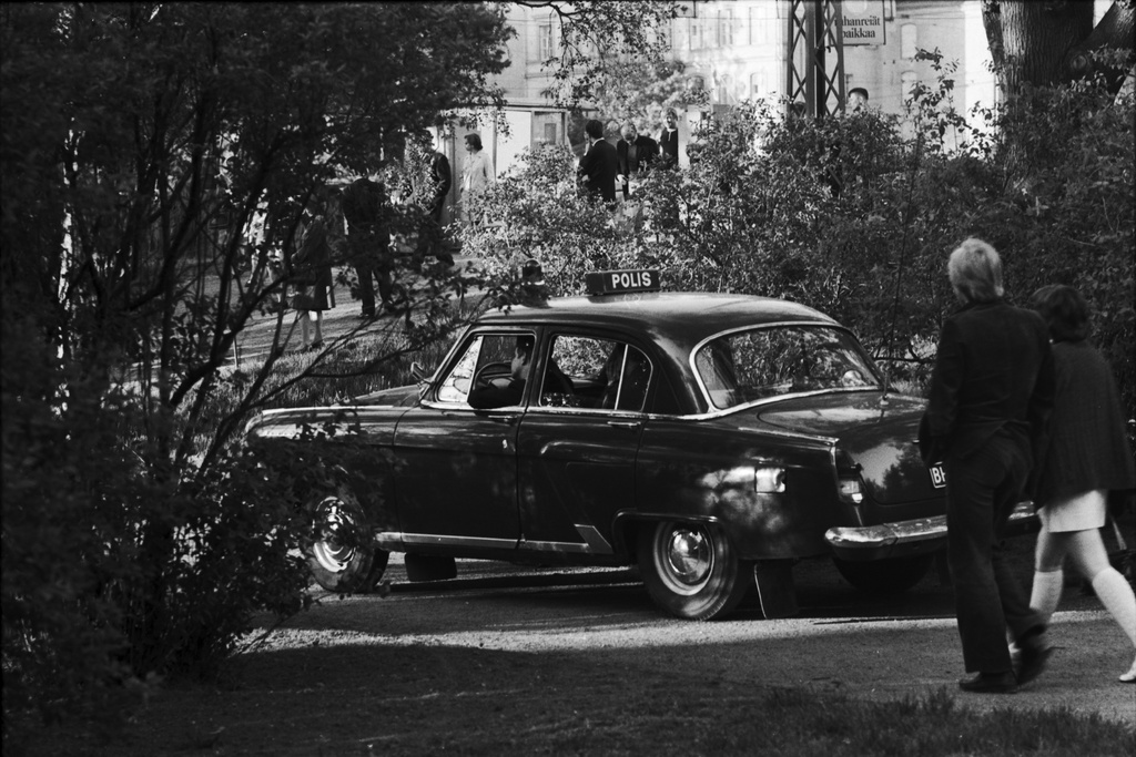 Kaisaniemenpuisto. Poliisiauto (Volga GAZ-21) puistokäytävällä Vietnamin sodan vastaisessa mielenosoituksessa Kaisaniemenpuistossa.