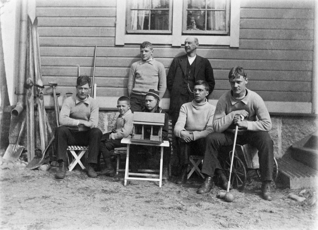 Lasseniuksen sukua huvila Åsan pihalla. Takana seisomassa Ragnar ja Mauritz, edessä vas. Gunnar, Torolf, Birgit, Helge ja Ingiald. Kuvattu pääsiäisenä 1916.