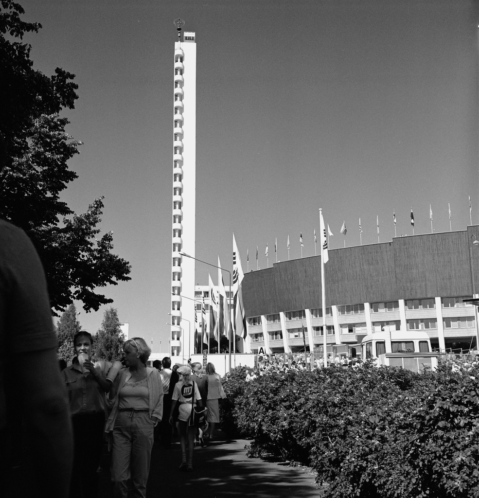 Yleisurheilun ensimmäiset maailmanmestaruuskisat Olympiastadionilla. Kisavieraita Paavo Nurmen tiellä.