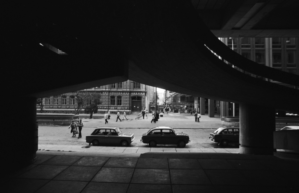 Keskuskatu 6. Näkymä Makkaratalon autoramppien alta Keskuskadulle Ateneuminkujan suuntaan.