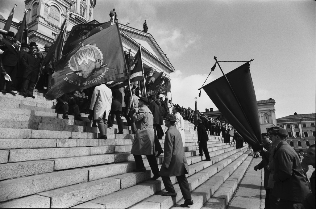 Lippuja kantavia ihmisiä nousemassa Tuomiokirkon portaita työväen vappujuhlassa 1.5.1971.