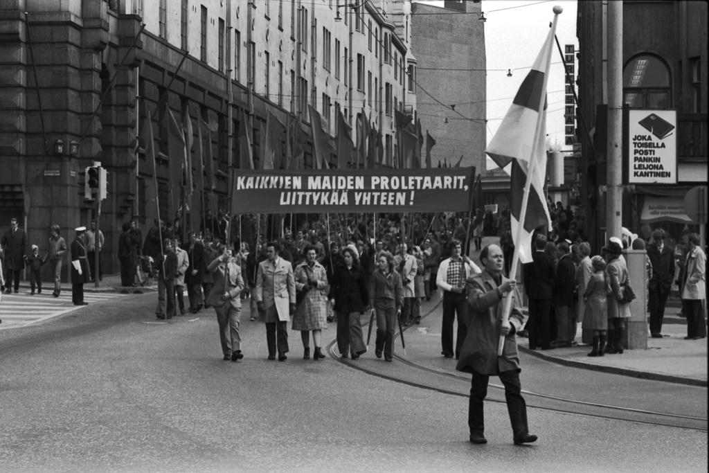 Vilhonkatu. Työväen vappukulkue kaartumassa Vilhonkadulta Mikonkadulle. Banderollissa teksti: KAIKKIEN MAIDEN PROLETAARIT, LIITTYKÄÄ YHTEEN!