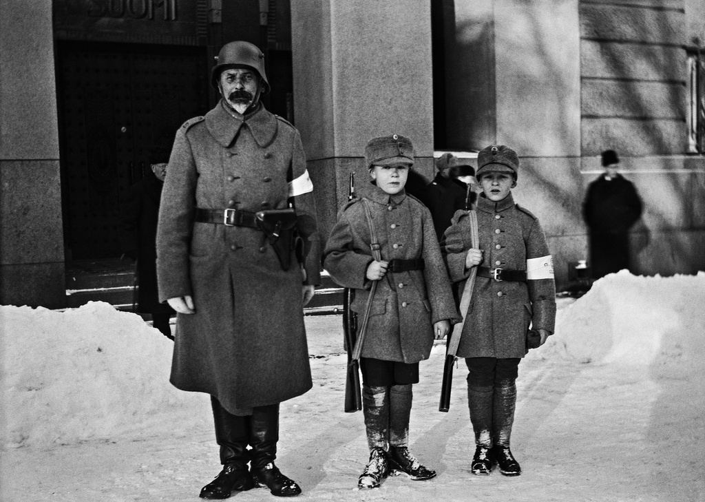 Suojeluskuntapoikia vänrikki Blomqvistin seurassa Antinkatu (Lönnrotinkatu) 5:n edustalla talvella 1923.