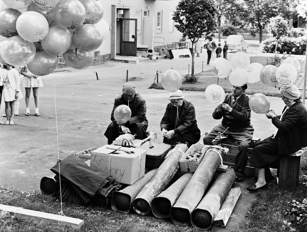 Talouskaupan myymälän nro 41 avajaiset Munkkiniemessä. Ilmapalloja täytetään kaasulla.