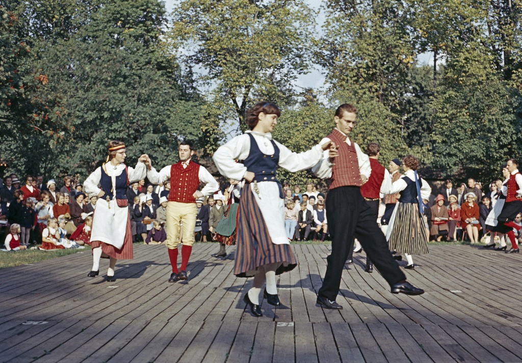 Juhla Kansallismuseon pihalla. Kansantanssiesitys.