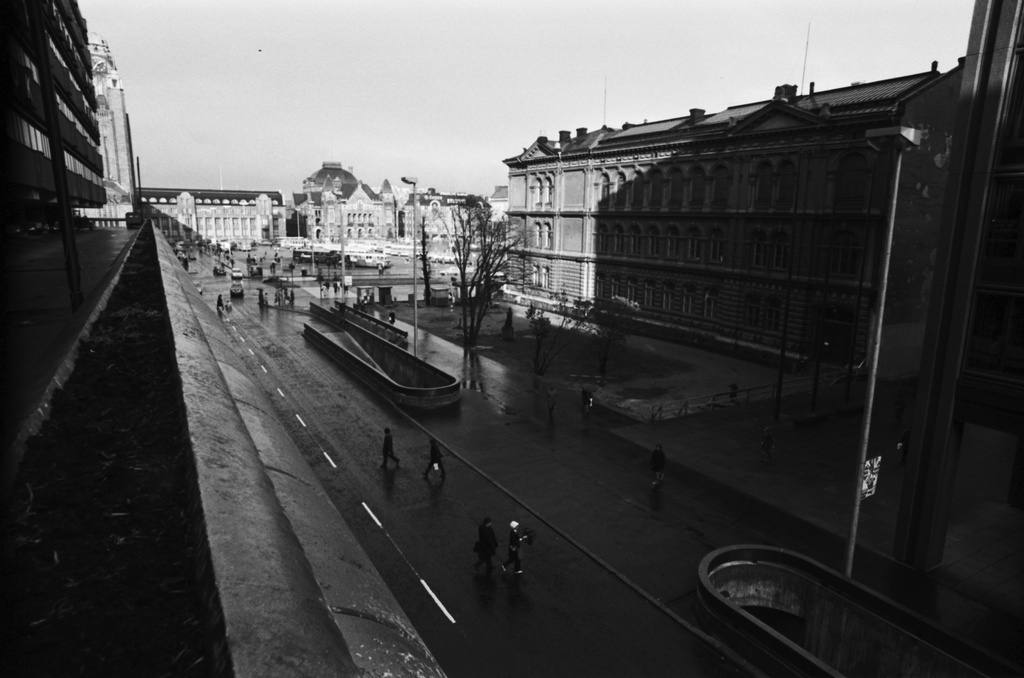 Kluuvi, Keskuskatu 6, 8. Näkymä Makkaratalon toisen kerroksen pysäköintitasanteelta Keskuskadulta Rautatientorin suuntaan. Oikealla Ateneumin rakennus.