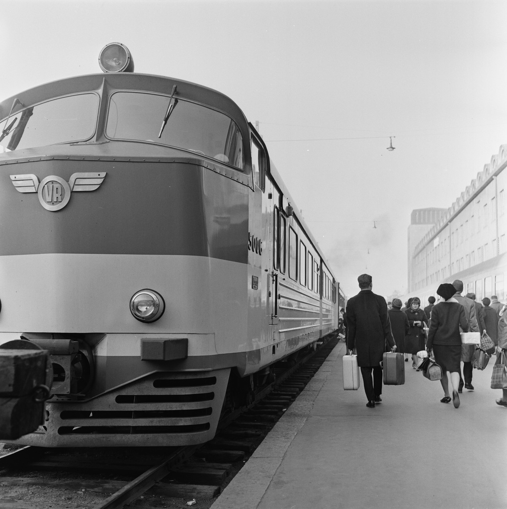 Dm 8 -sarjan kiitojuna Helsingin rautatieasemalla.