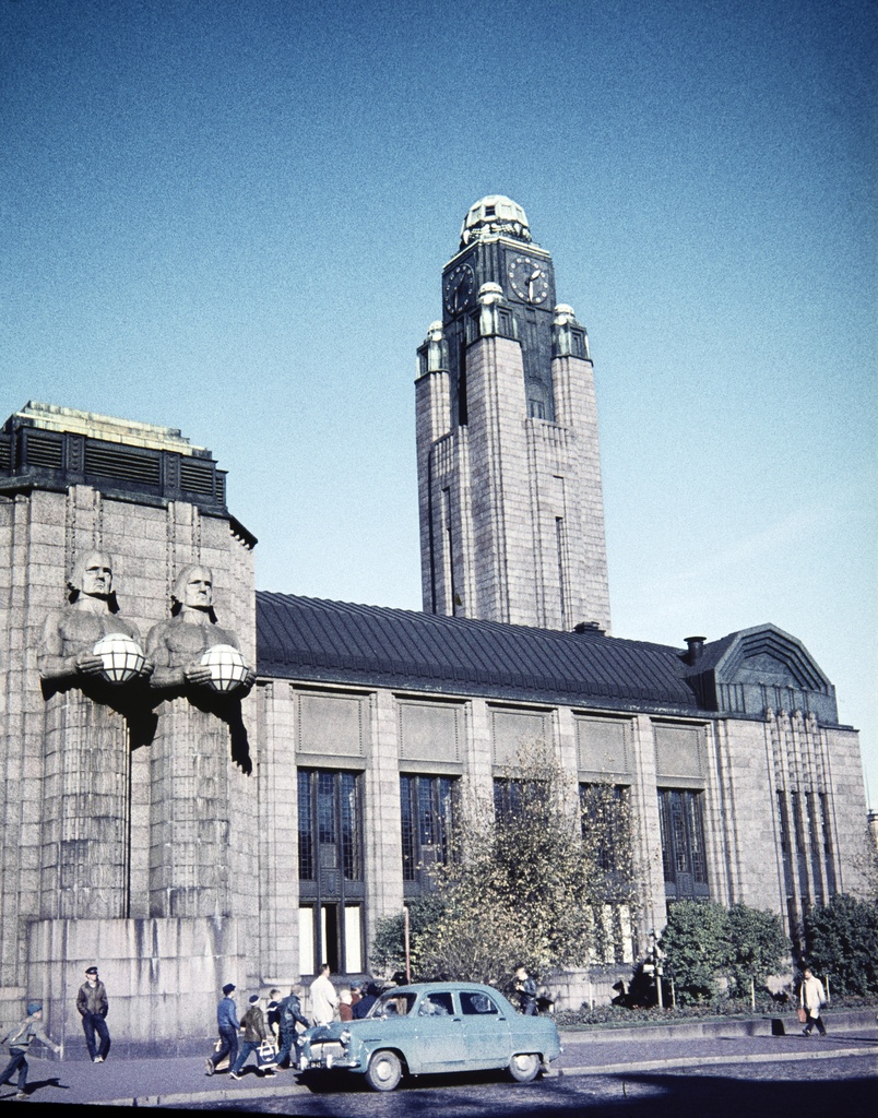 Näkymä Helsingin päärautatieasemalle. Vasemmalla kuvanveistäjä Emil Wikströmin "Lyhdynkantajat".