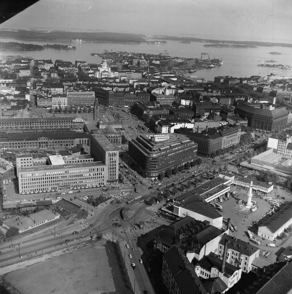 Ilmakuva. Mannerheimintie ja Helsingin keskusta. Keskellä vasemmalla Postitalo ja Sokos, oikealla Lasipalatsi. Kuvattu saksalaisen Quick-lehden lentokoneesta.