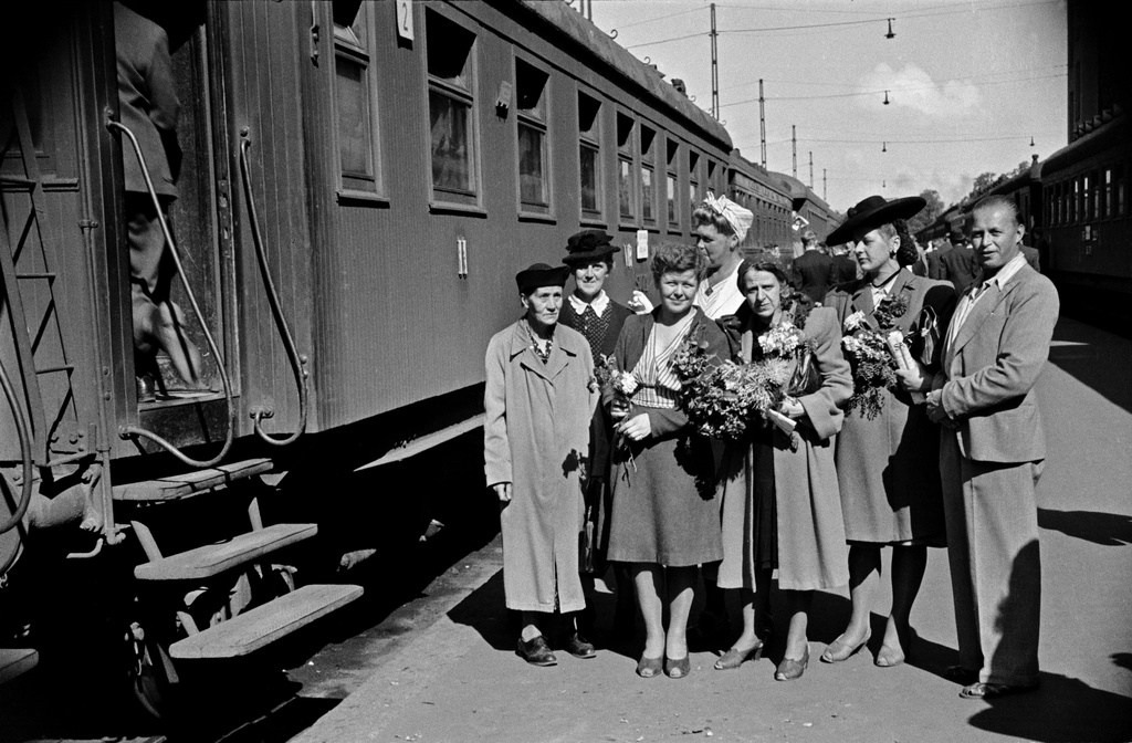 Helsingin rautatieasema, matkalle lähtijöitä ja saattajia.