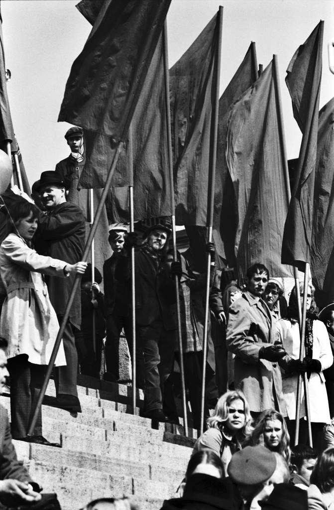 Hallituskatu 7. Ihmisiä seisomassa punalippujen kanssa Tuomiokirkon portailla työväen vappujuhlassa 1.5.1970.