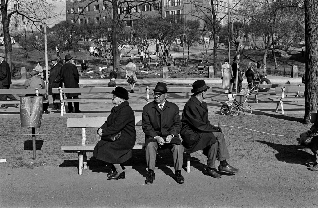 Karhupuisto. Nainen ja kaksi miestä istumassa penkillä Karhupuistossa puistotapahtuman aikaan.