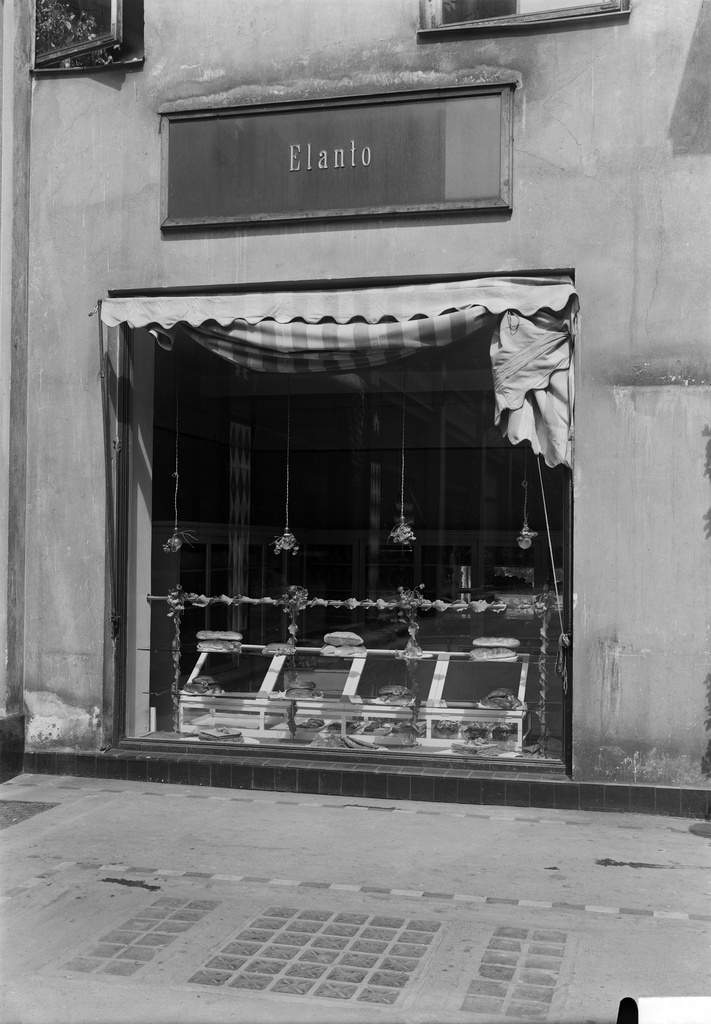 Elannon leipä- ja maitomyymälä n:o 21 City-pasaasissa. Kaivokatu 8.