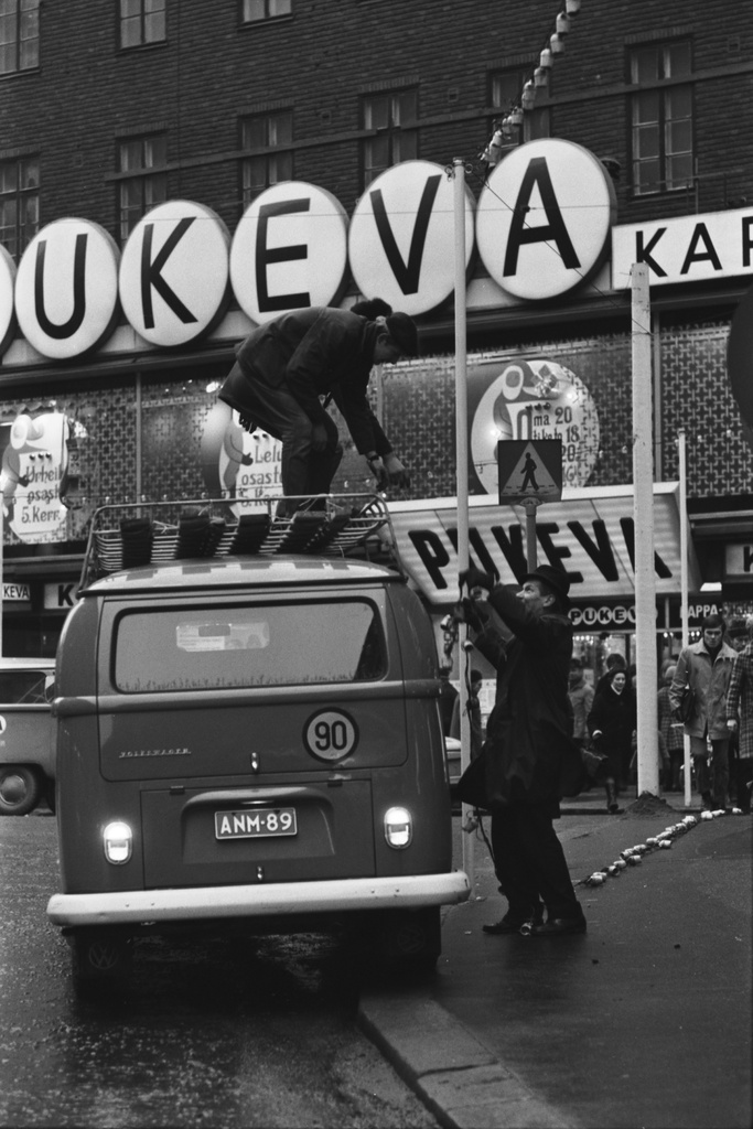 Kluuvi, Kaisaniemenkatu 5. Miehiä ripustamassa jouluvaloja, toinen pakettiauton päällä seisten, Kaisaniemenkadulla Vuorikadun kulmassa