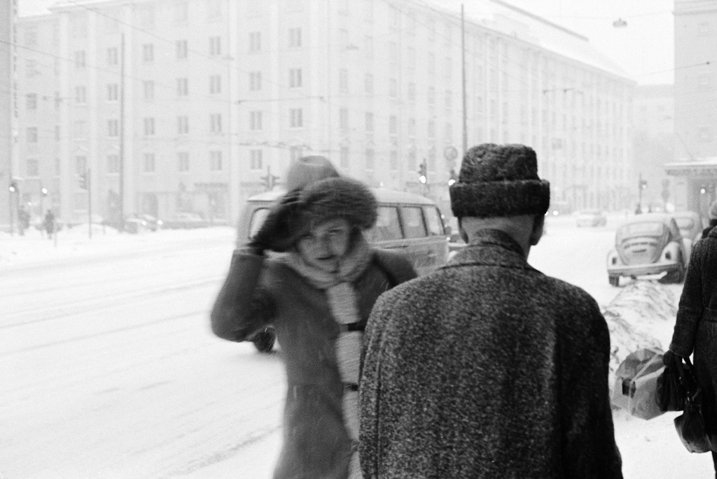 Ensilumi Töölössä vuonna 1973. Jalankulkijoita Runeberginkadulla. Näkymä risteykseen, jossa poikittain kulkee Museokatu ja Runeberginkatu pohjoiseen, Taka-Töölön suuntaan.