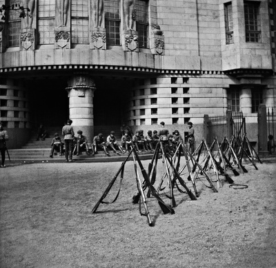 Helsingin valtaus 1918. Uudenmaan rakuunarykmentin sotilaat odottelevat kuolleen aseveljensä hautajaissaattoa Uuden ylioppilastalon portailla.  similar photo