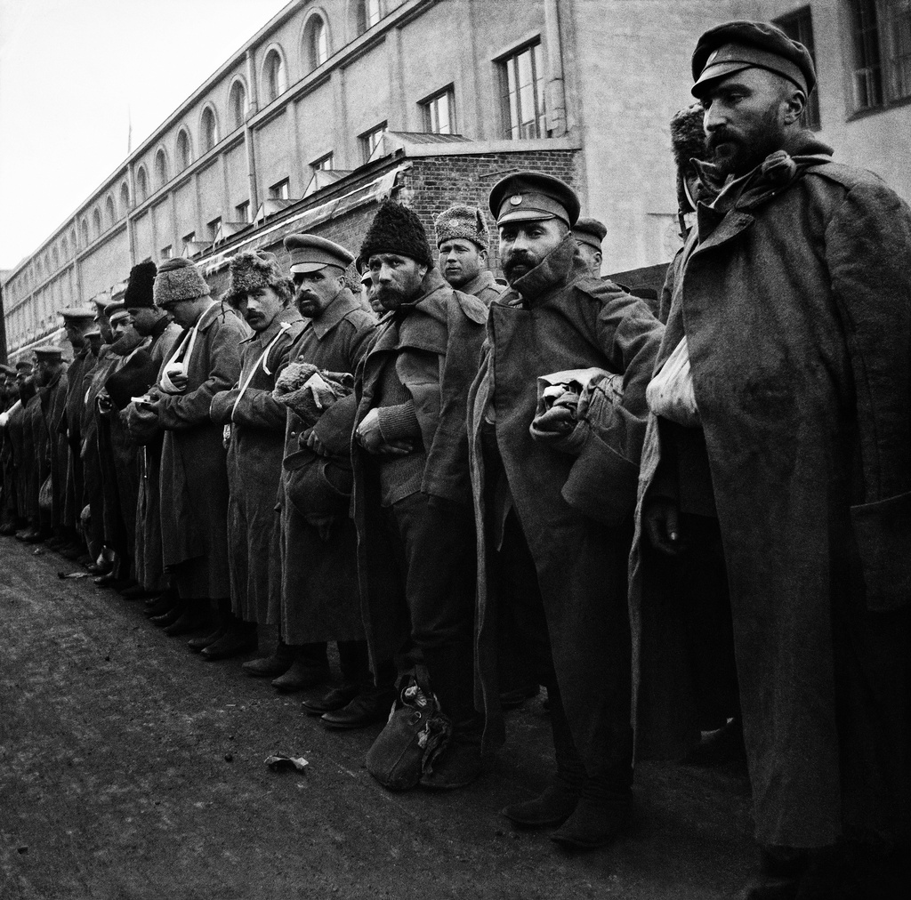 Ensimmäinen maailmansota. Haavoittuneita venäläisiä sotilaita huhtikuussa 1915 Helsingin rautatieasemalla. Ensimmäiset haavoittuneet oli tuotu hoidettaviksi kaupunkiin edellisen vuoden marraskuussa. Haavoittuneiden suuri määrä vaati Helsingin sairaaloilta erikoisjärjestelyjä. Erityistä huolta aiheuttivat kulkutaudit.