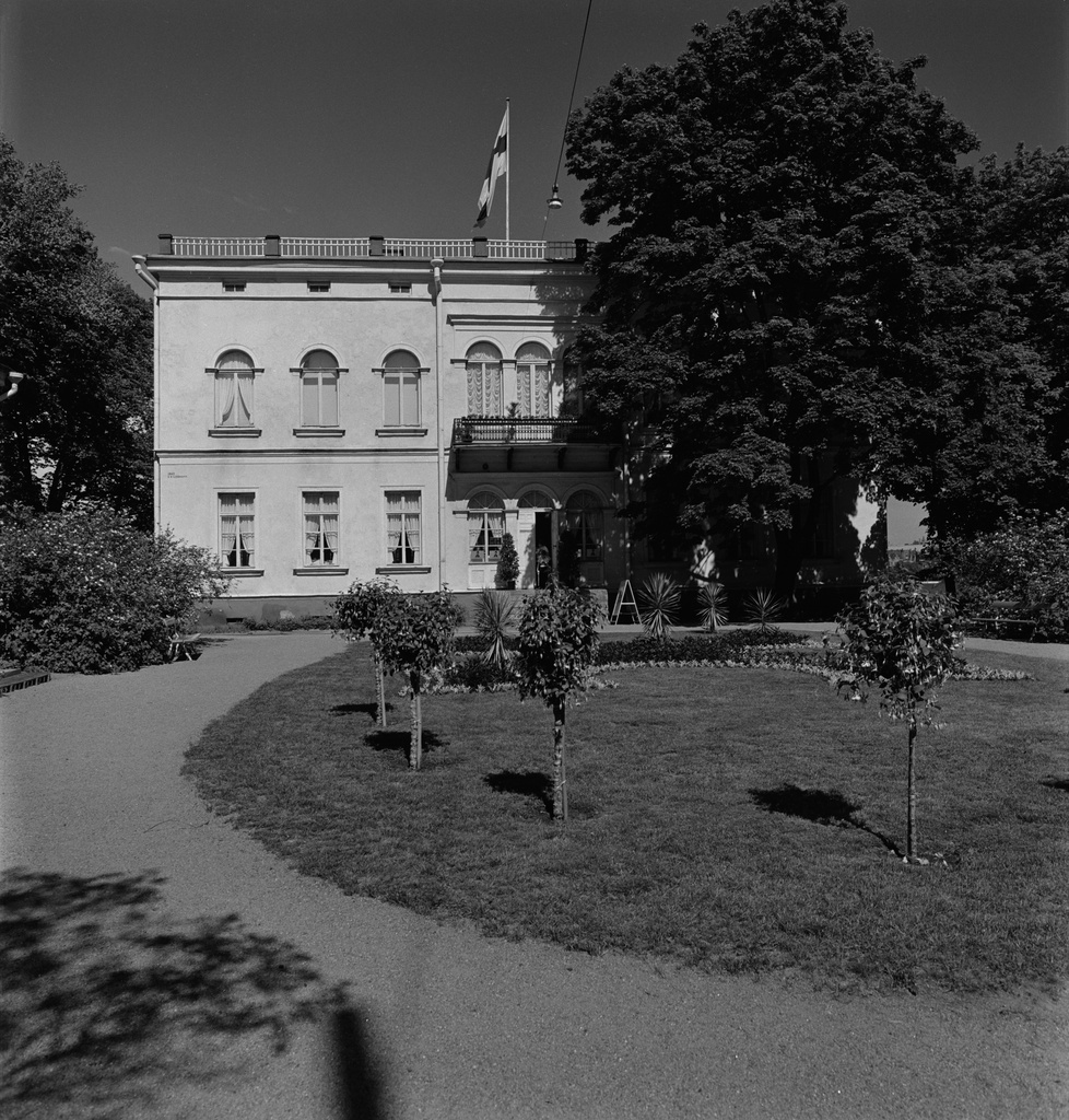 Hakasalmen huvila, Karamzininkatu 2 (=Karamzininranta ). Helsingin kaupunginmuseo. Arkkitehti E. B. Lohrmann, valmisrunut 1843.