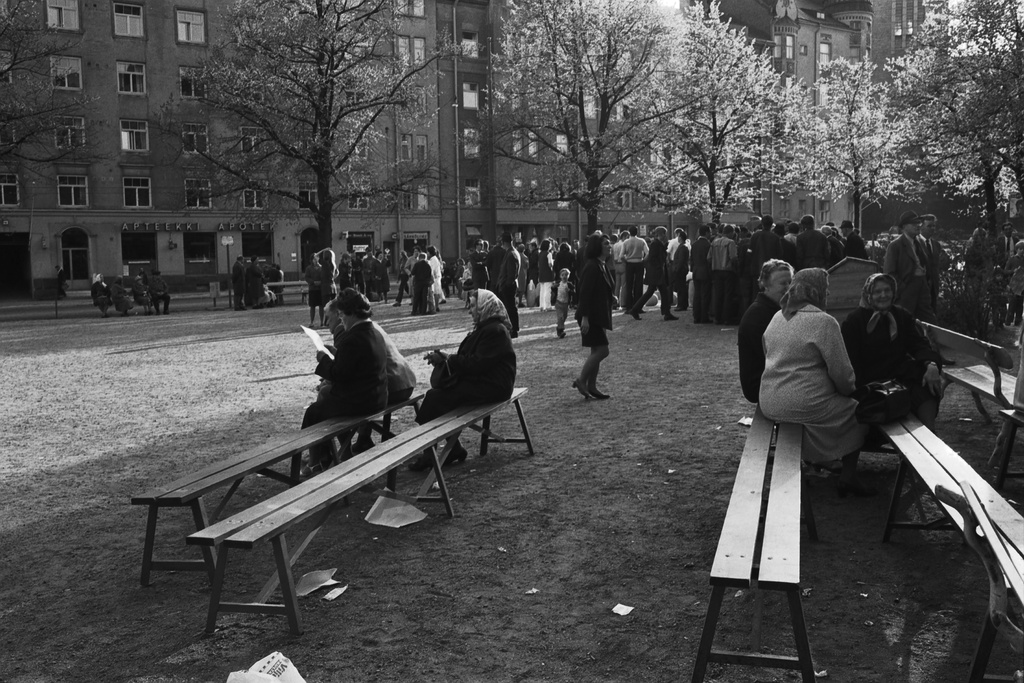 Karhupuisto. Helsingin juhlaviikot. Ihmisiä Karhupuistossa puistotapahtuman aikaan.