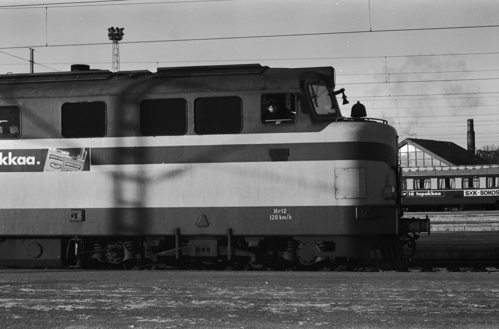 Helsingin rautatieasema. Hr12-sarjan raskas dieselveturi 2207 Helsingin rautatieasemalla. Kyljessä North State -savukemainos.