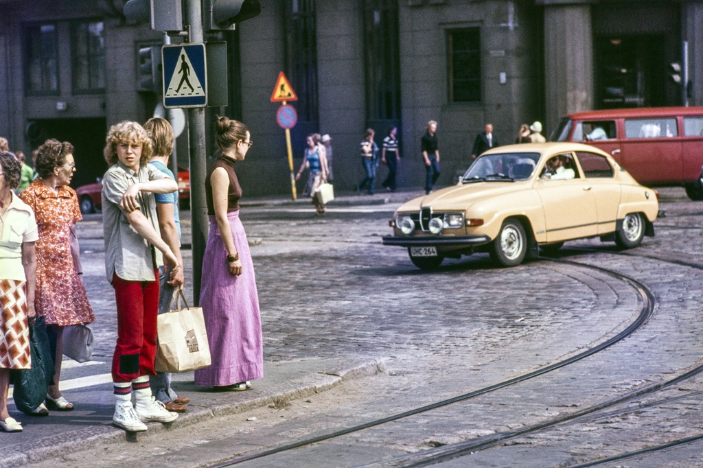 Jalankulkijoita odottamassa suojatien ylitystä Mannerheimintiellä, tavaratalo Sokoksen kulmalla. Taustalla  Kaivokadun alkupää ja Mannerheimintie 7.