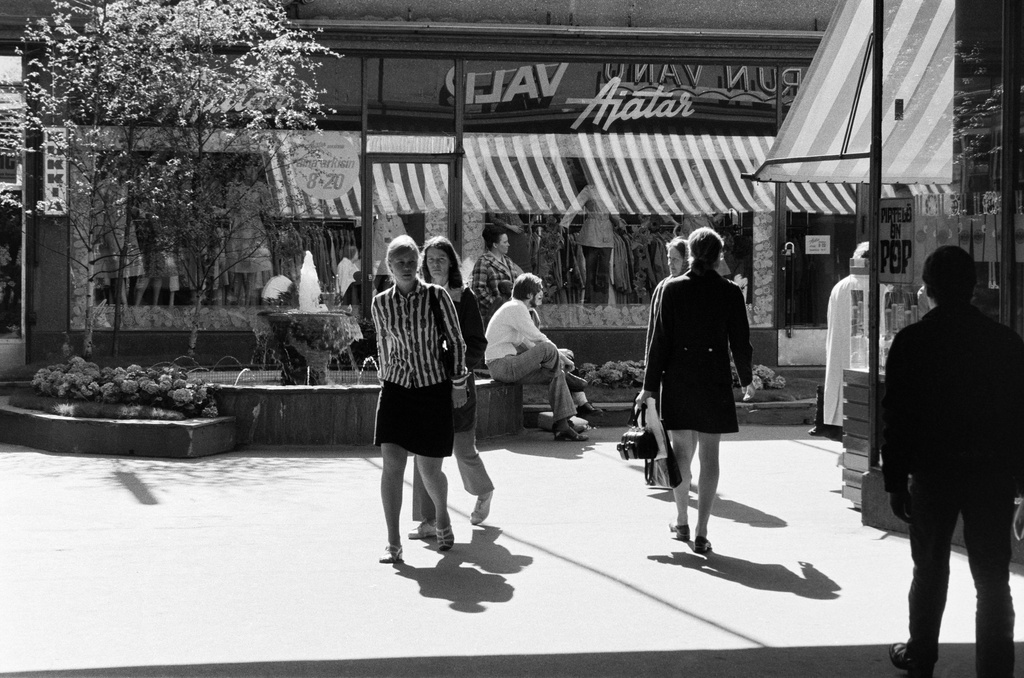 Ihmisiä Forumin sisäpihalla.