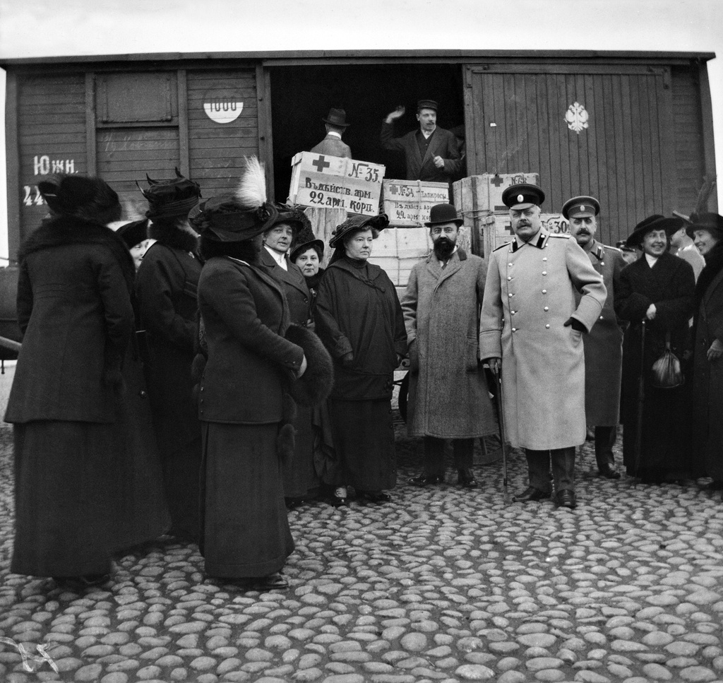 Ensimmäinen maailmansota.Lääketarpeiden ym. kuljetusta sotaan. Kuljetusjunan luona mm. kenraalikuvernööri F. A. Seyn ja knallipäinen senaatin talousosaston varapuheenjohtaja Mihail Borovitinov.