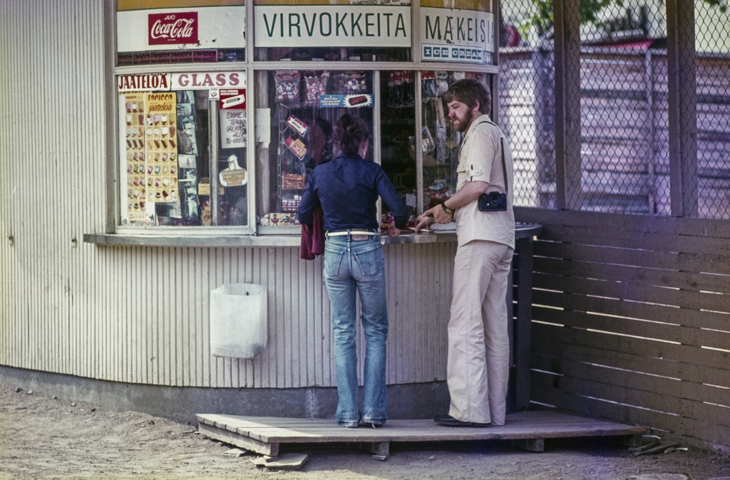 Asiakkaita Simonkadun alkupäässä sijaitsevalla kioskilla, lähellä Mannerheimintien risteystä.