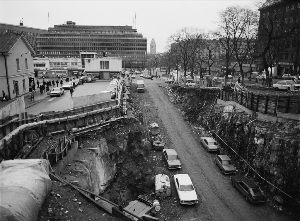 Forumin rakennustyömaa, Mannerheimintie 20.  Forumin parkkihallin sisäänajo Simonkadulta.