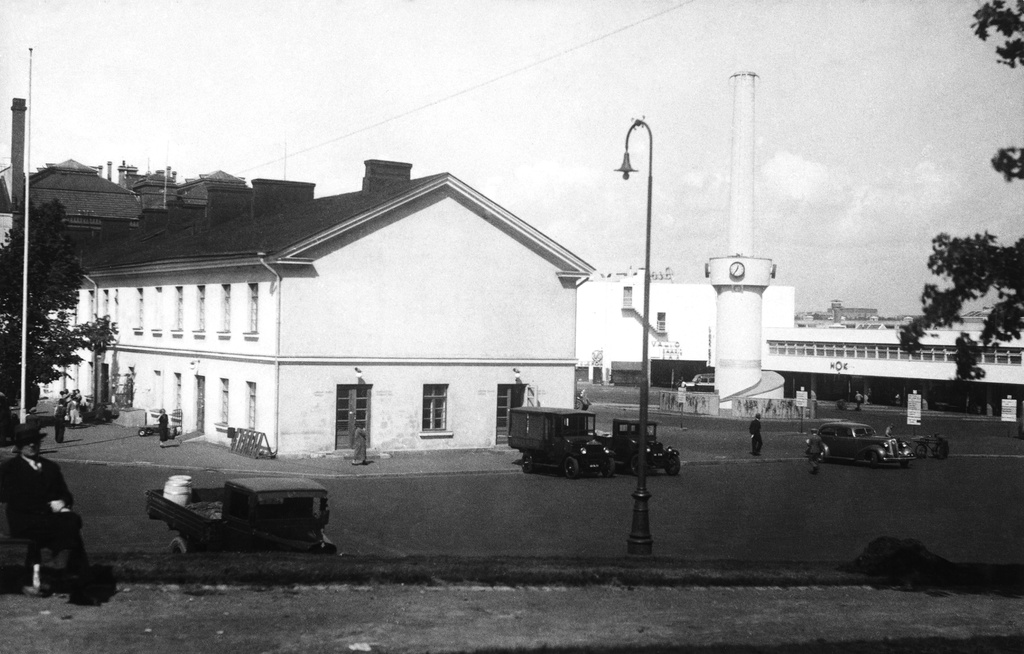 Linja-autoasema (valmistunut 1830 -luvulla) ja Lasipalatsi (valmistunut 1936) nähtynä Simonkadulta.