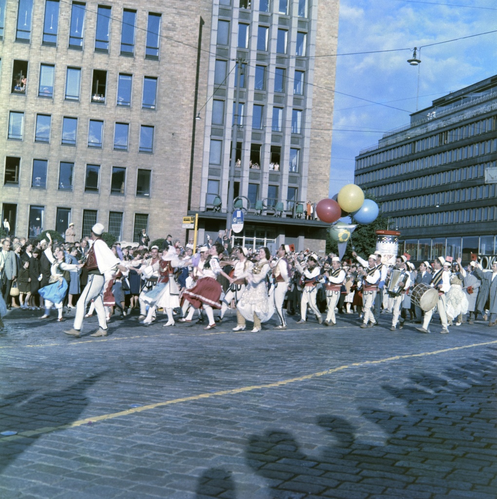 Maailman nuorison ja ylioppilaiden VIII rauhan ja ystävyyden festivaali Helsingissä 1962. Kulkue Postitalon edustalla.