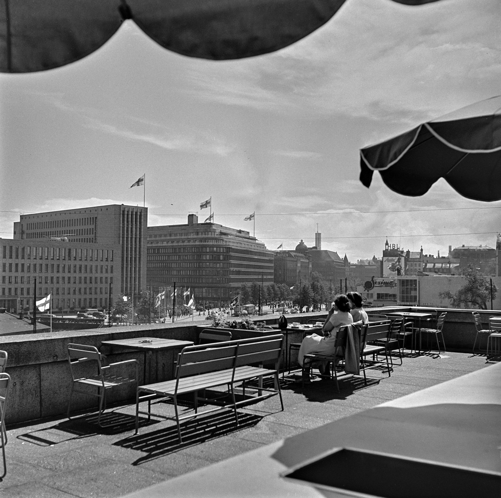 Näkymä Eduskuntatalon terassikahvilasta Mannerheimintielle. Takana vasemmalta Postitalo ja Sokoksen tavaratalo, oik. Lasipalatsi.