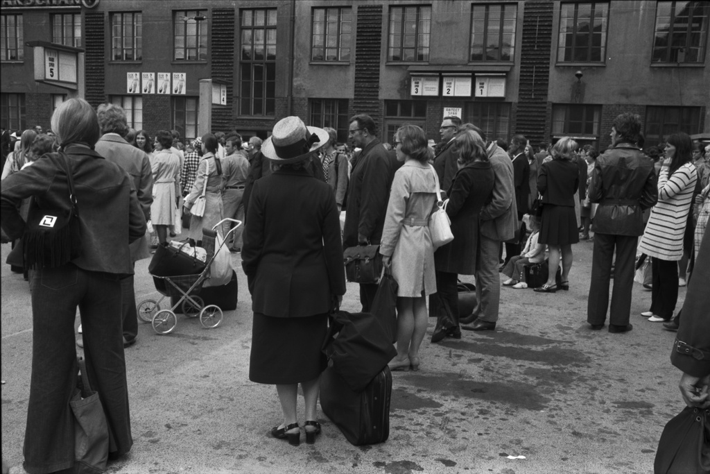 Helsingin rautatieasema. Ihmisiä odottamassa junia asemalaiturilla rautatieasemalla.