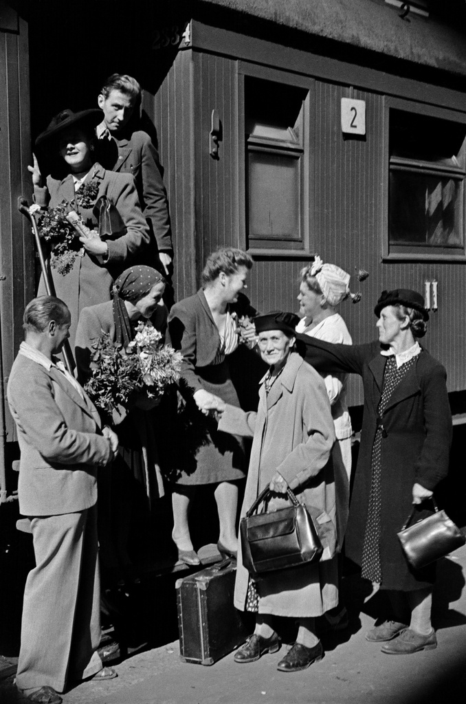 Helsingin rautatieasema, matkalle lähtijöitä ja saattajia.