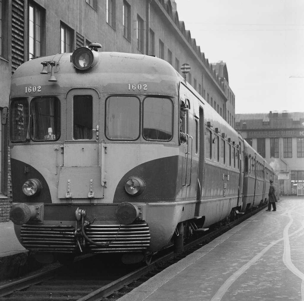 Dm 4 -sarjan kiitojuna Helsingin rautatieasemalla.