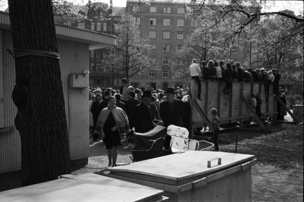 Karhupuisto. Helsingin juhlaviikot. Näkymä lippakioskin suunnalta Karhupuistoon, jossa yleisöä seuraamassa Jukka Kuoppamäen esiintymistä puistotapahtumassa.