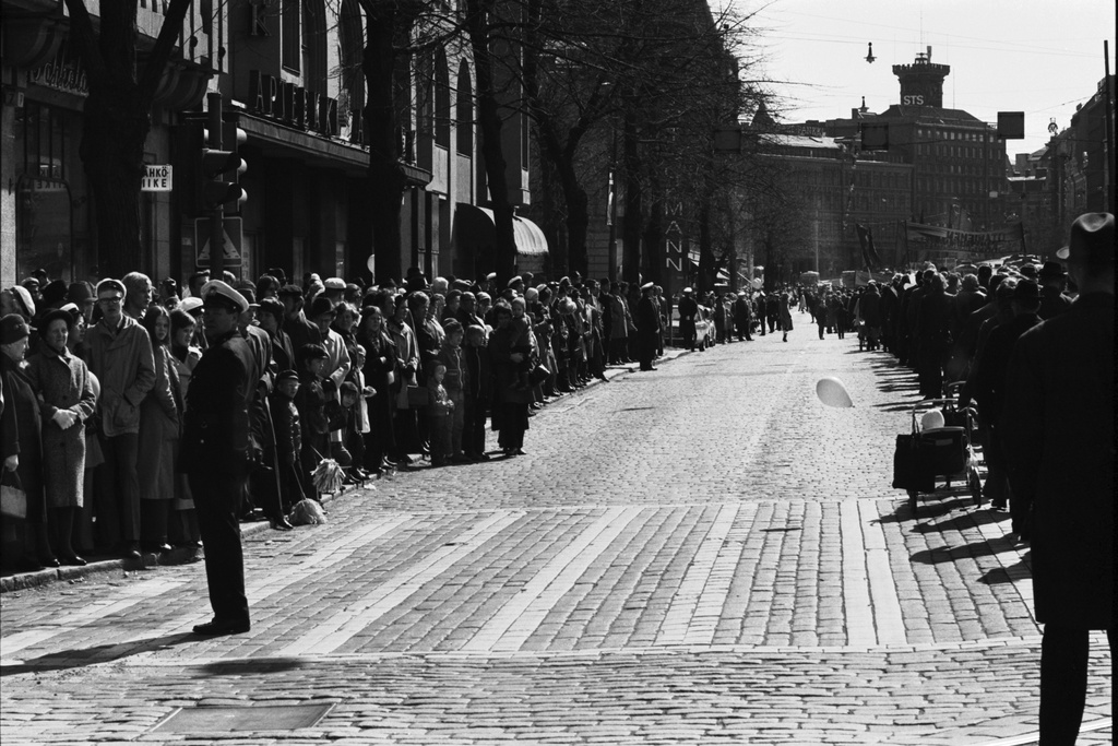 Työväen vappumarssi aurinkoisella Mannerheimintillä matkalla kohti Pohjoisesplanadia 1.5.1971.Kadun laidalla runsaslukuinen yleisö seuraamassa kulkuetta.