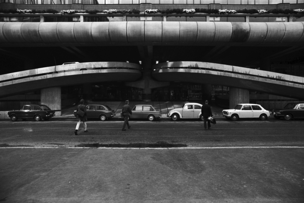 Keskuskatu 6. Makkaratalo autoramppeineen Ateneuminkujan suunnalta.