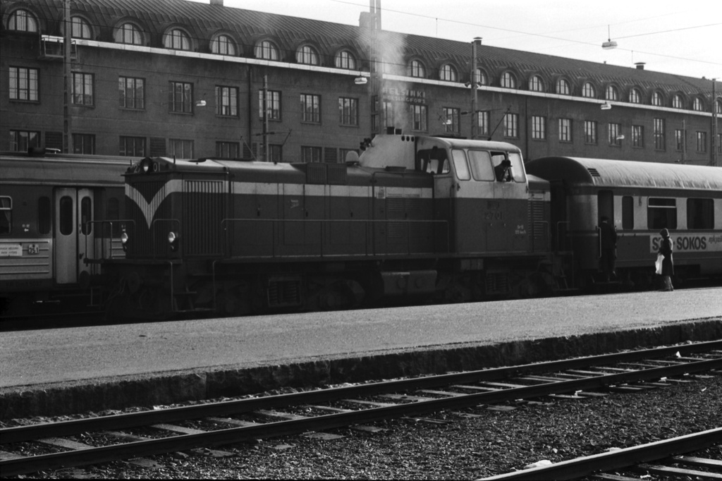 Helsingin rautatieasema. Juna, jossa Sr12 sarjan dieselveturi 2701 Helsingin rautatieasemalla.