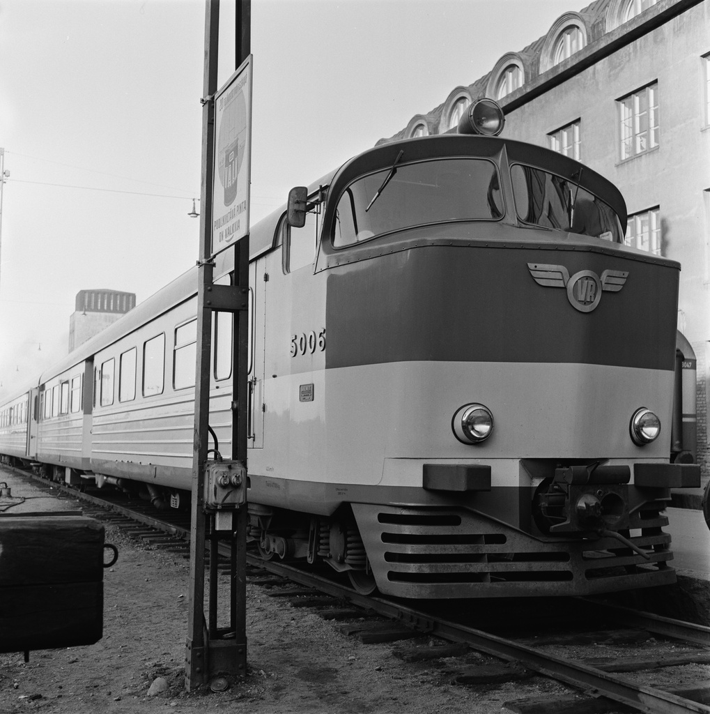 Dm 8 -sarjan kiitojuna Helsingin Rautatieasemalla.