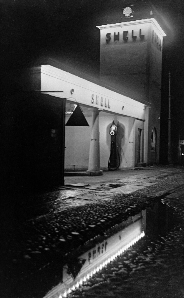Oy Shell Ab:n huoltoasema Läntisellä Heikinkadulla. Simonkatu 1 - Heikinkatu 28 (=Mannerheimintie 22-24). Huoltamo rakennettu 1928, purettu 1934.