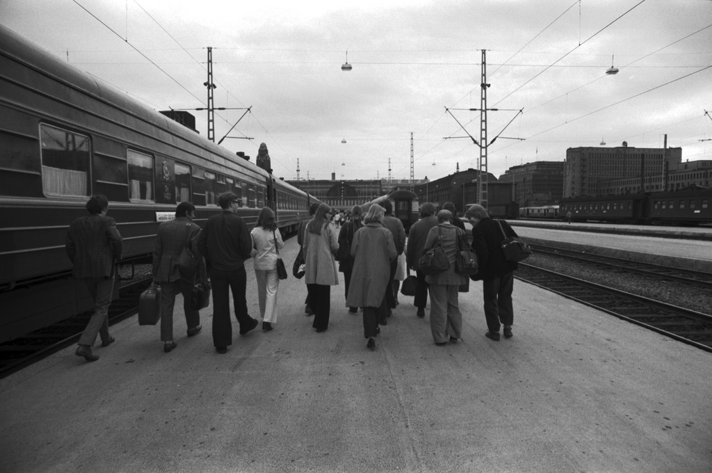 Helsingin rautatieasema. Suomi-Kiina-seuran matkalla olleet kulttuurityöntekijät ovat saapuneet Kiinasta. Näkymä asemalaiturilta asemarakennuksen suuntaan.