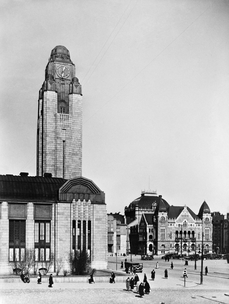 Helsingin rautatieasema ja Kansallisteatteri.